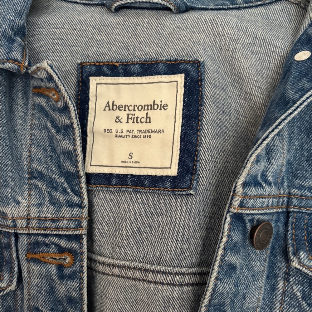 Abercrombie & Fitch Light Wash Denim Jacket Never Worn Size S - Picture 2 of 3